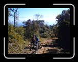 DSC00620 * Descendo a serra... saimos de 1.700m de altitude para 600m em apenas 7km... como h muitas pedras, em alguns trechos  necessrio empurrar a bike na descida ! * 750 x 563 * (371KB)